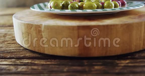 一盘腌制的橄榄和草药视频的预览图