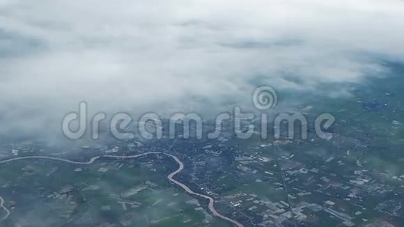 潮法拉河和村庄的鸟瞰图视频的预览图