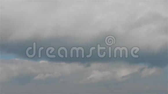 在天空中移动的云视频的预览图