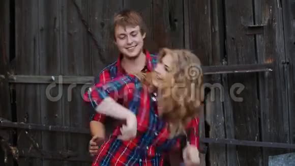 年轻夫妇在老门附近跳舞视频的预览图