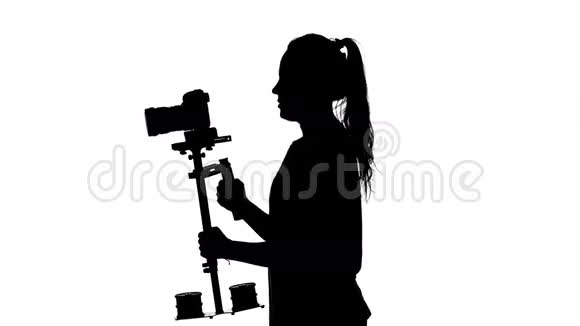 录相机在自己周围拍摄白色的剪影视频的预览图