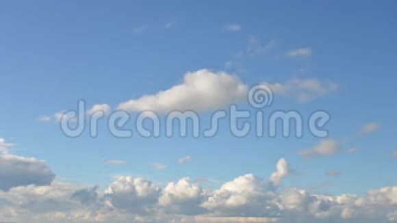 在天空中移动的云视频的预览图