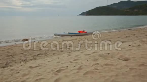 AzureSeaEdge的生活镜头对沙滩独木舟的运动视频的预览图