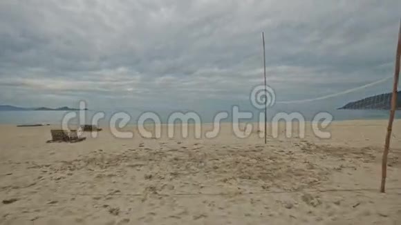 相机移动到海滩到透明浅青色海视频的预览图