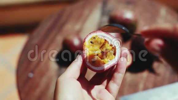 吃亚洲传统美食美味夏日激情果1920x1080视频的预览图