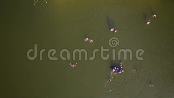 空中观景台人们在水中放松视频的预览图