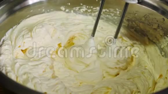 将搅拌好的奶油放入搅拌机碗中视频的预览图