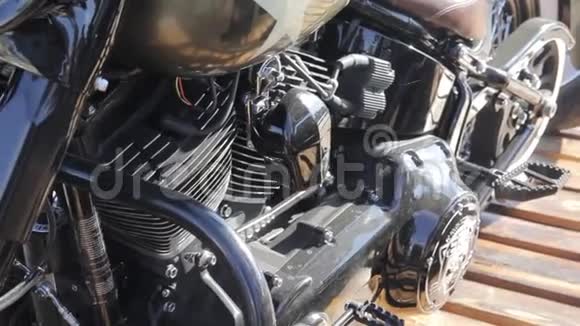 关闭摩托车引擎的视野排气管视频的预览图