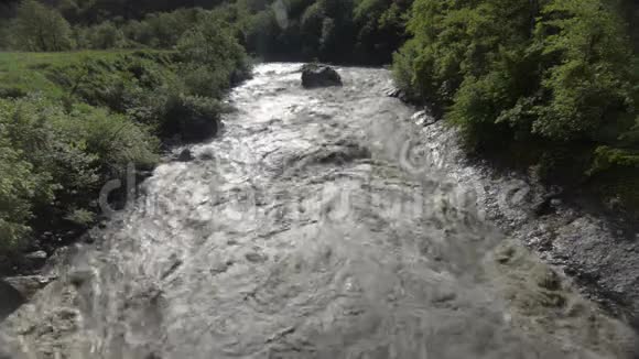 洪水快速流经格鲁吉亚肿胀的山河视频的预览图