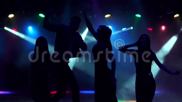一群青少年在黑暗中在音乐会上跳舞视频的预览图
