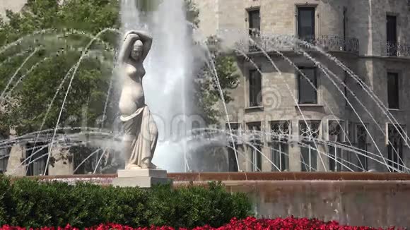 有女雕像和喷泉的公共公园视频的预览图