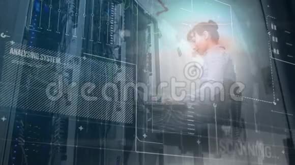白人妇女在一个服务器机房工作里面有滚动的数据和发光的处理器视频的预览图