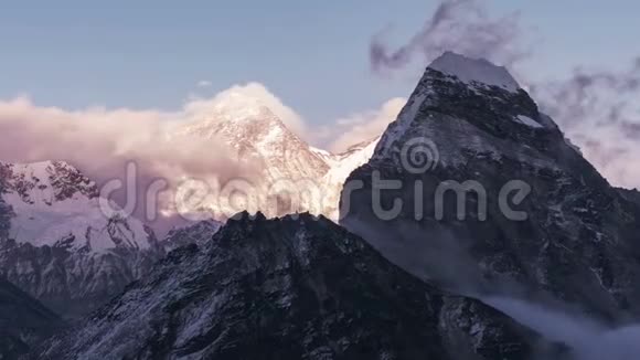 珠穆朗玛峰云数日落喜马拉雅山脉时间渐变视频的预览图