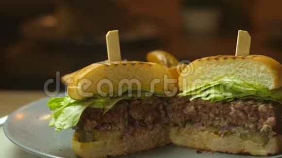 汉堡牛肉餐放在芝麻面包上配上培根和奶酪配上脆薯条视频的预览图