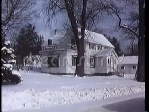 恐慌的雪覆盖城镇视频的预览图