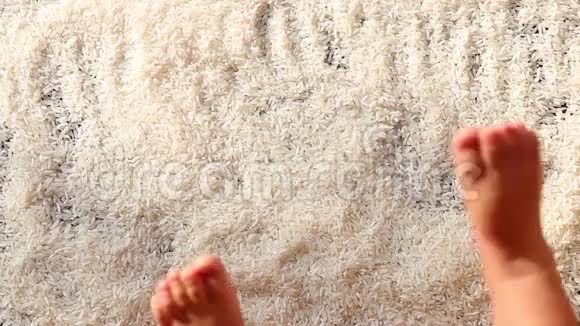 婴儿腿踩在米饭上视频的预览图
