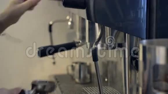 专业咖啡机制作卡布奇诺视频的预览图