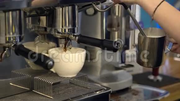 专业咖啡机制作卡布奇诺视频的预览图