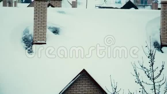 冬季住宅屋顶积雪4K视频视频的预览图