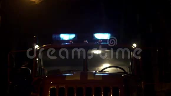 消防车应急灯和警笛视频的预览图