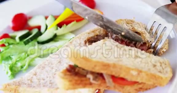 三明治被切片的特写视频的预览图