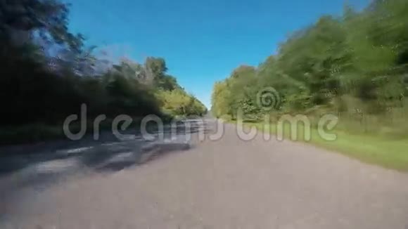 在乡村公路上驾驶汽车POV视角前方一辆汽车上的车载摄像机的录像片段视频的预览图