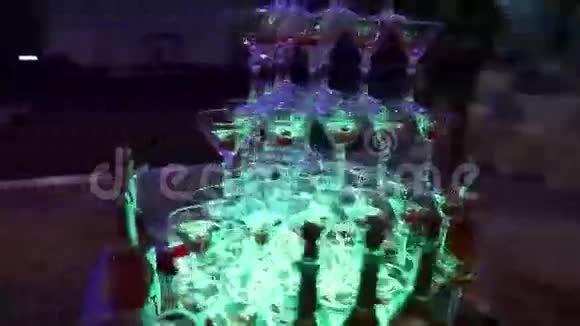 香槟酒杯排列在金字塔中视频的预览图