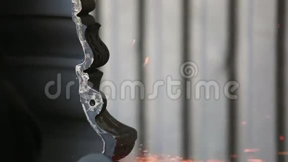 角磨机切割金属视频的预览图