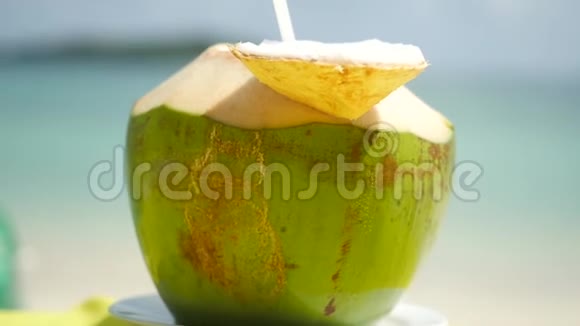 海滩咖啡馆的桌子上放着新鲜的椰子鸡尾酒慢动作1920x1080视频的预览图