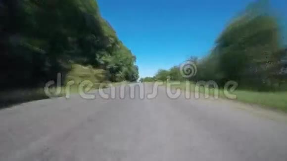 在乡村公路上驾驶汽车POV视角前方一辆汽车上的车载摄像机的录像片段视频的预览图