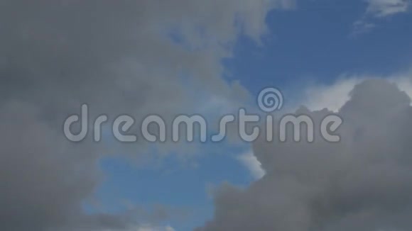 乌云笼罩着忧郁的天空视频的预览图