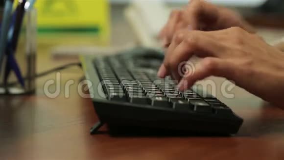 女人在办公室打电脑键盘视频的预览图