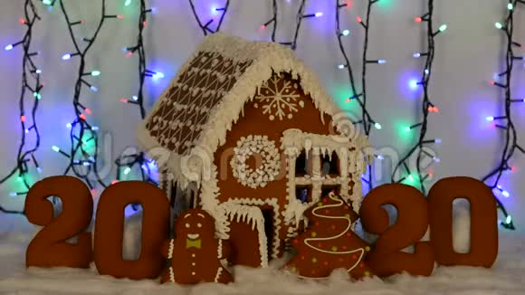 手工制作的可吃姜饼屋2020年铭文小人物新年树雪装饰花环视频的预览图