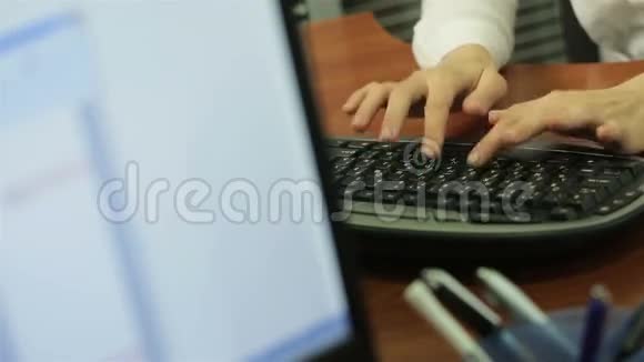 女人在办公室打电脑键盘视频的预览图
