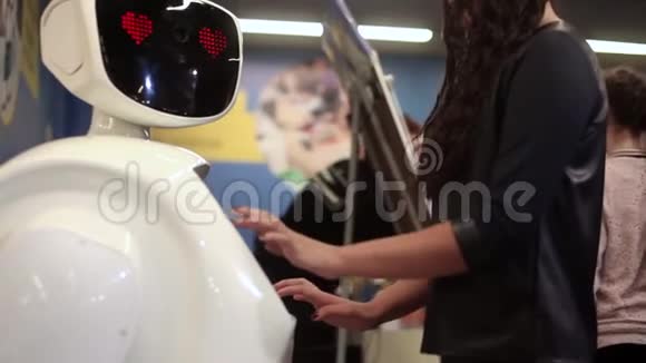 女孩和机器人交流人工智能现代机器人技术视频的预览图