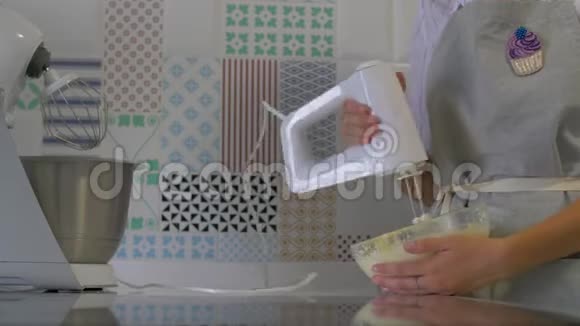 为蛋糕做奶油的过程糕点厨师正在用搅拌机敲打奶油视频的预览图