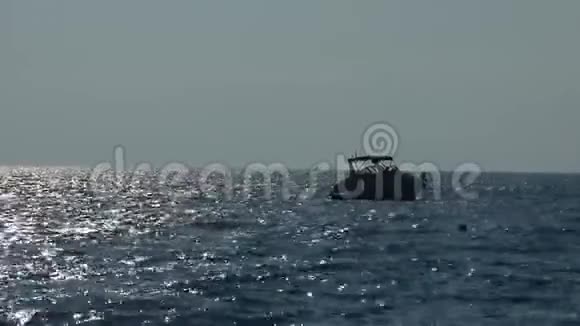夏季傍晚海上摩托艇剪影视频的预览图