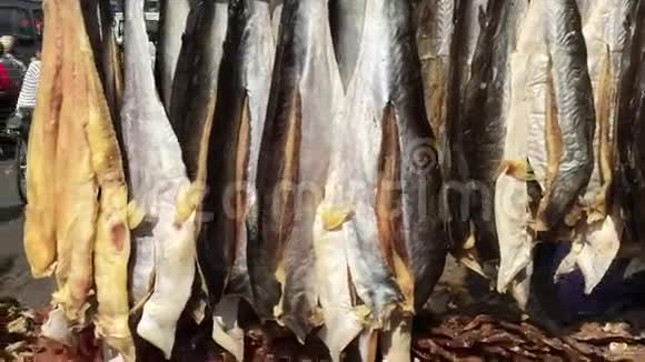 市场上的干鱼视频的预览图