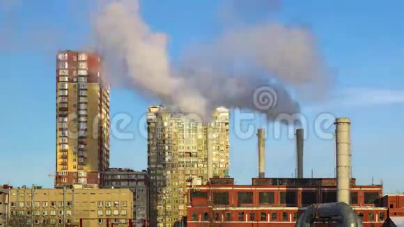 工厂烟雾靠近住宅区视频的预览图