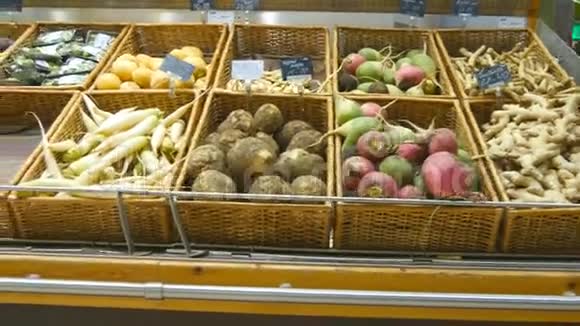 在超市里翻过新鲜蔬菜商店里有杂货店关门视频的预览图