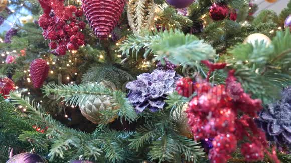 圣诞节圣诞树上鲜艳的装饰品特写和失焦视频的预览图