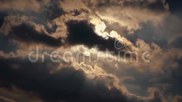 戏剧性的云移过太阳视频的预览图