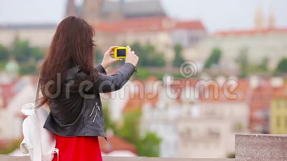 旅游女孩在暑假用智能手机通过著名景点拍摄旅游照片年轻迷人的游客视频的预览图
