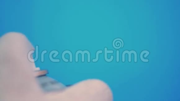 蓝色背景喷漆特写镜头视频的预览图