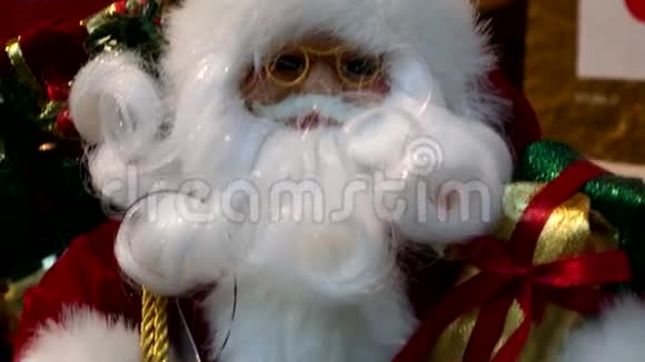 圣诞节全景和玩具圣诞老人的特写视频的预览图