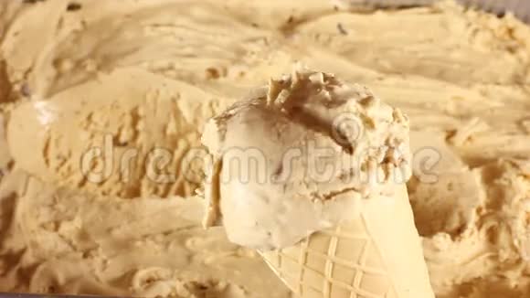 夏日美味的甜点人类用手从容器里捞出冰淇淋高清1080焦糖冰的特写视频的预览图