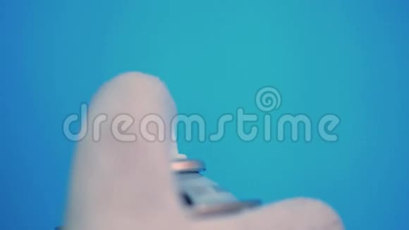蓝色背景喷漆特写镜头视频的预览图