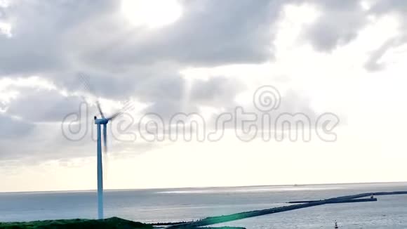 清洁回收日本风力发电机或农场的能源视频的预览图