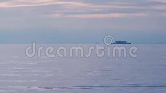 渡船穿过海湾美丽的海景海岸上有房子日光反射在水面上视频的预览图