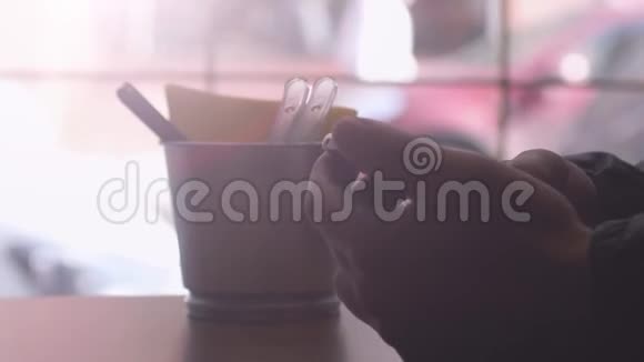 男人用手机看新闻在咖啡馆的窗户边喝咖啡3840x2160视频的预览图
